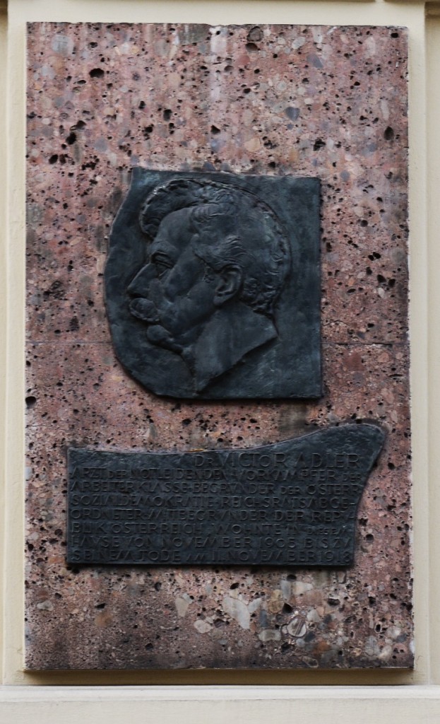 Bronzerelief in der Gumpendorferstraße